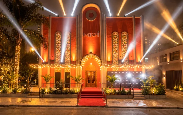 Fachada da Limelight à noite com holofotes e tapete vermelho