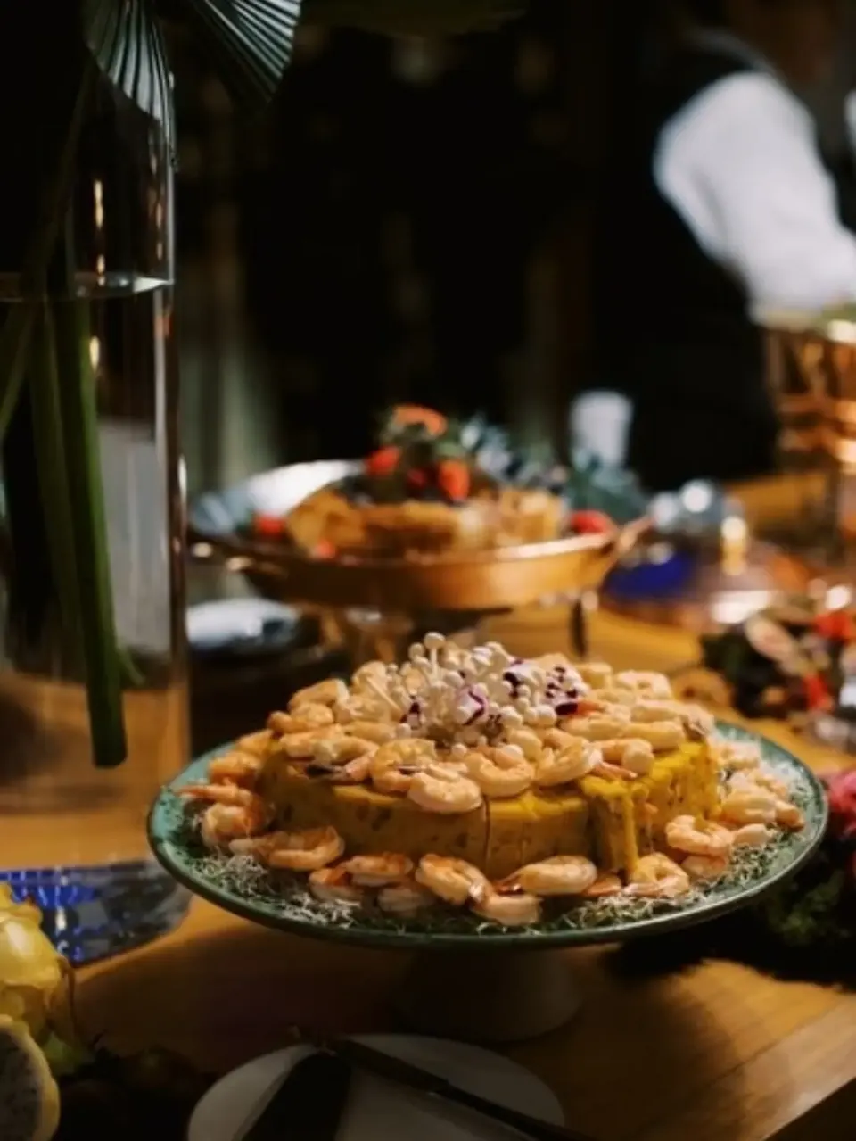 Prato com camarões em uma mesa de buffet