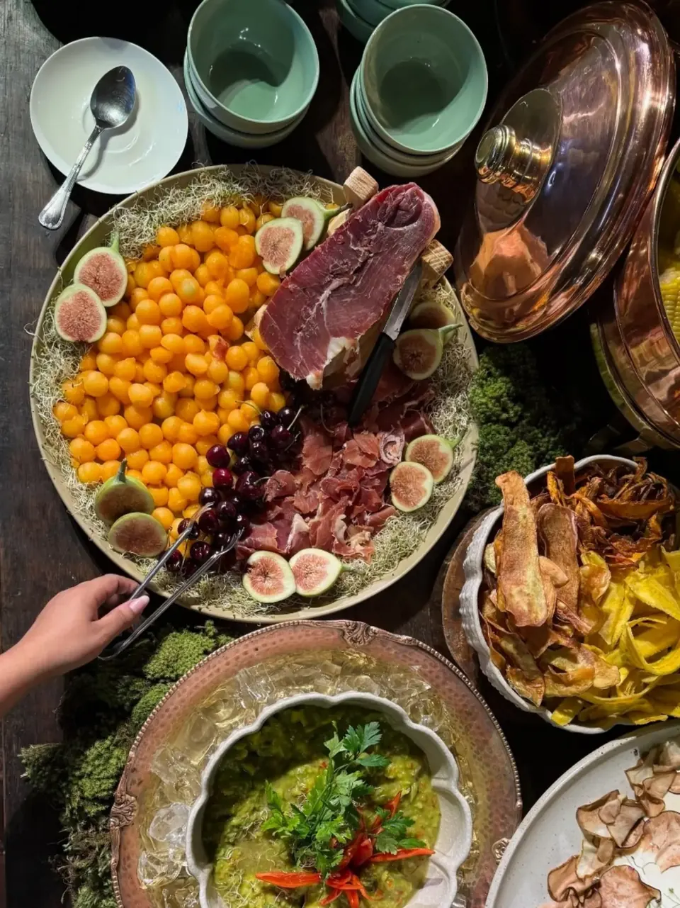 Mesa de antepastos com presunto, figos, frutas e acompanhamentos