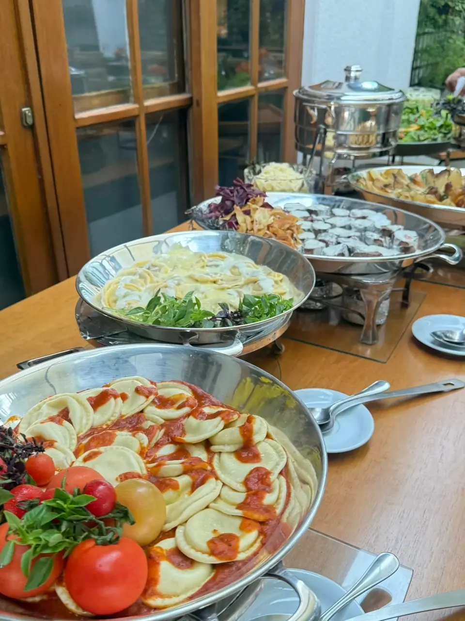 Seleção de massas com diferentes molhos no buffet