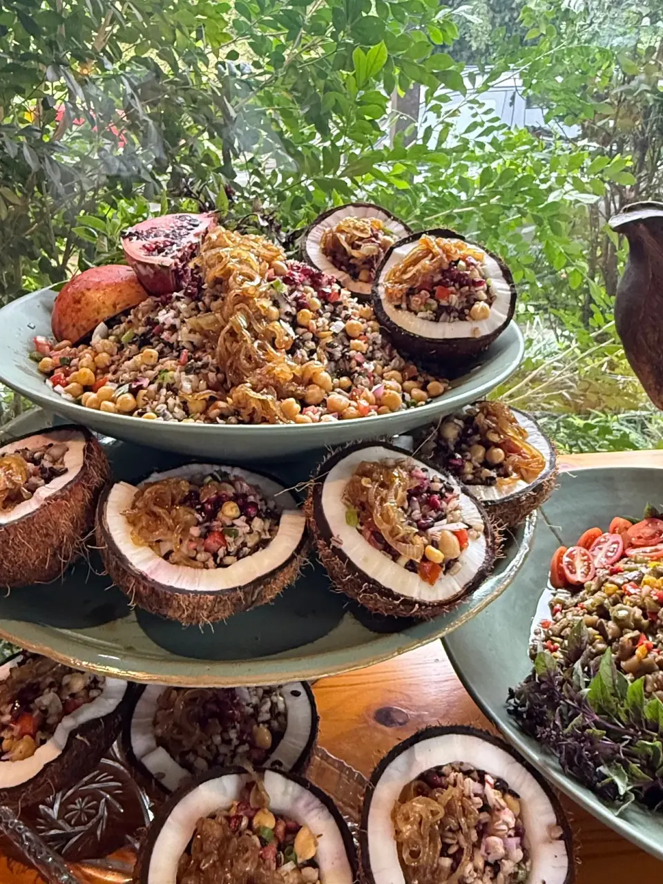 Salada de grãos apresentada em metades de coco