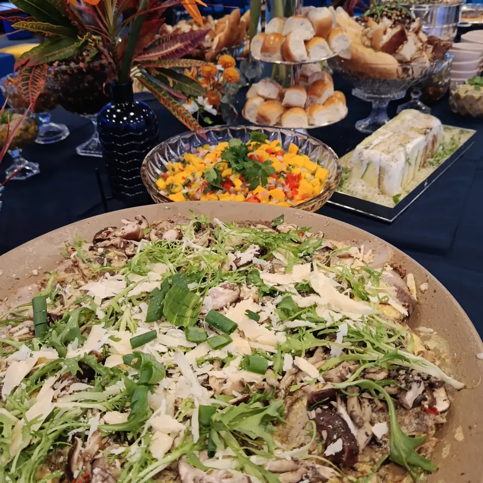 Salada com cogumelos, folhas e lascas de queijo