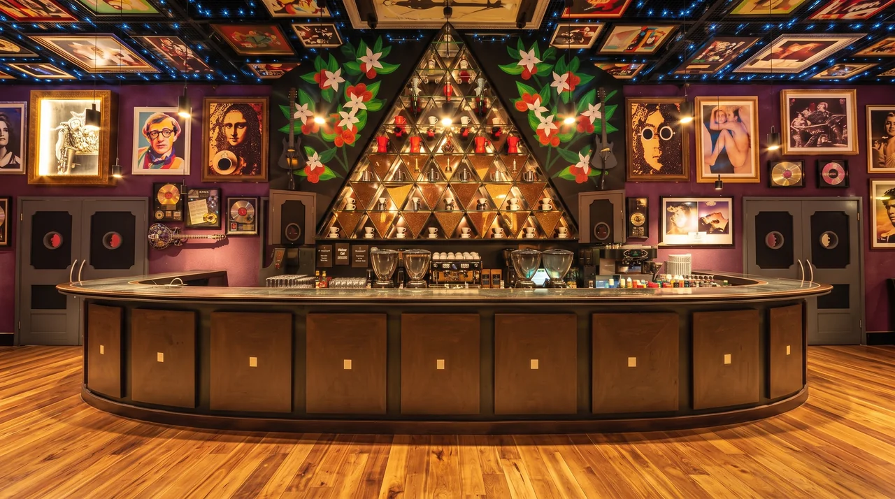 Bar de cafés da recepção da Limelight com balcão de madeira, quadros e iluminação decorativa